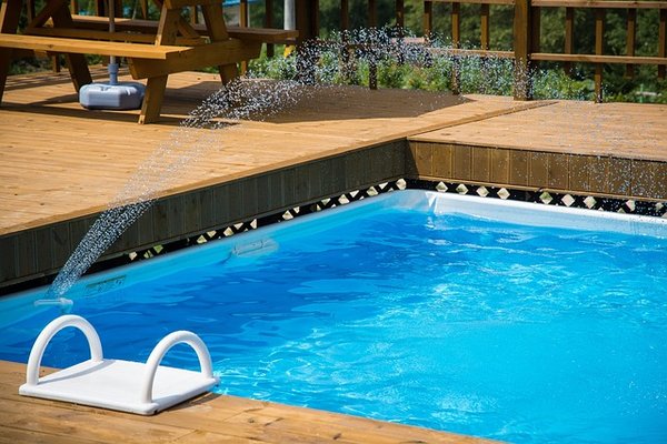 Quels accessoires sont recommandés pour améliorer l'expérience d'utilisation d'une mini piscine à coque ?